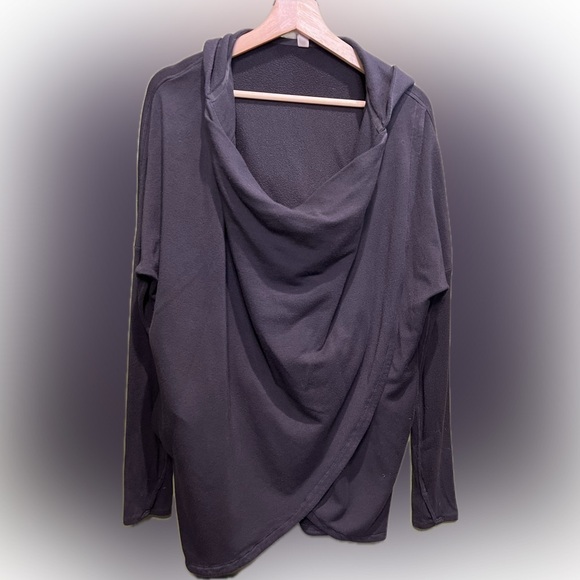 Athleta Purana Wrap Sweatshirt Black Size Medium Pockets Tumb-hole  Oversized - Picture 3 of 11